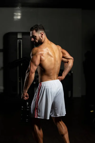 Uomo Muscolare Che Riposa Dopo Esercizio Beve Dallo Shaker — Foto Stock