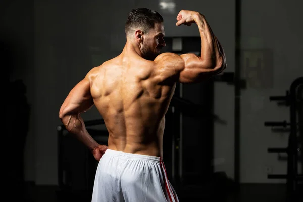 Retrato Jovem Fisicamente Apto Homem Mostrando Seu Corpo Bem Treinado — Fotografia de Stock
