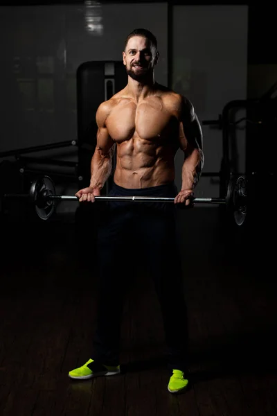 Sportowiec Siłowni Wykonywanie Loki Biceps Sztangą — Zdjęcie stockowe