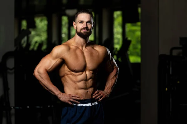 Jeune Homme Debout Fort Dans Gymnase Les Muscles Flexibles Musclé — Photo