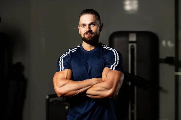 Retrato Entrenador Personal Guapo Usando Ropa Deportiva Gimnasio Gimnasio Pie — Foto de Stock