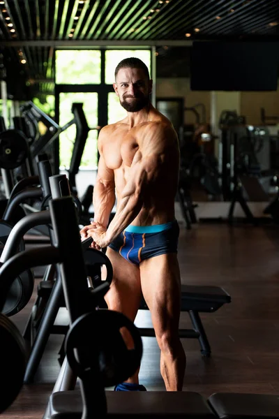 Retrato Jovem Fisicamente Apto Homem Mostrando Seu Corpo Bem Treinado — Fotografia de Stock