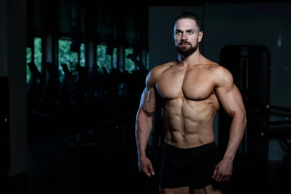 Jeune Homme Debout Fort Dans Gymnase Les Muscles Flexibles Musclé — Photo