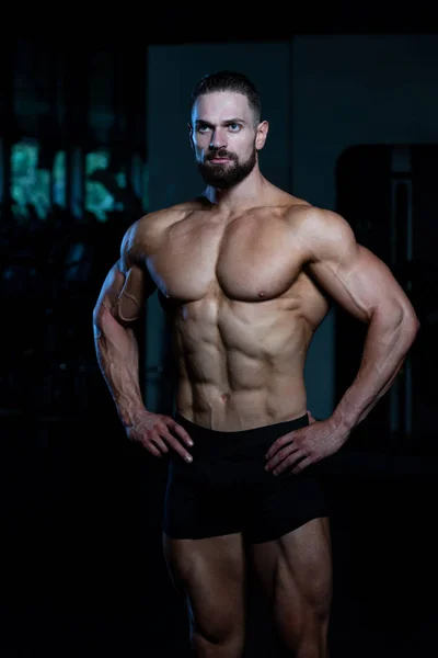 Retrato Jovem Fisicamente Apto Homem Mostrando Seu Corpo Bem Treinado — Fotografia de Stock