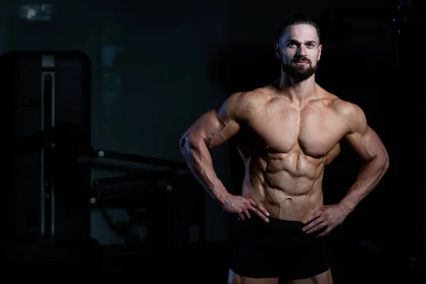 Young Man Standing Strong Gym Flexing Muscles Muskelatletisk Kroppsbyggare Fitness — Stockfoto