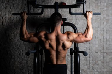 Adam atlet yapıyor Ups - spor salonunda barfiks çekmek çekmek