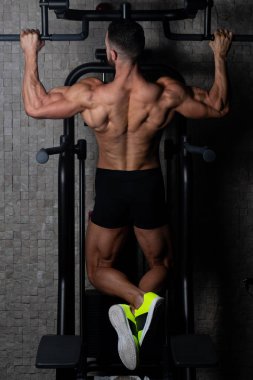 vücut geliştirmeci Pull ups en iyi sırt egzersizleri yapıyor