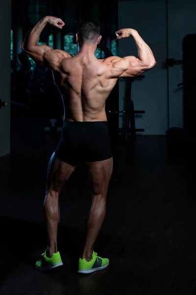 Beau Jeune Homme Debout Fort Dans Gymnase Les Muscles Flexibles — Photo