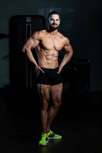 Ritratto Giovane Uomo Forma Fisica Che Mostra Suo Corpo Ben — Foto Stock