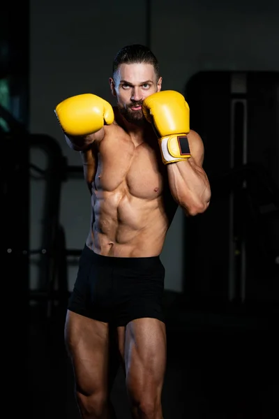 Handsome Man Yellow Guanti Boxe Boxe Palestra Concetto Uno Stile — Foto Stock