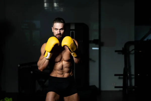 Hombre Guapo Con Guantes Boxeo Amarillos Boxeo Gimnasio Concepto Estilo —  Fotos de Stock