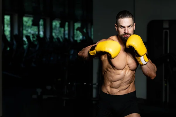 英俊的男子在黄色拳击手套 拳击在健身房 健康生活方式的概念 关于拳击电影的想法 — 图库照片
