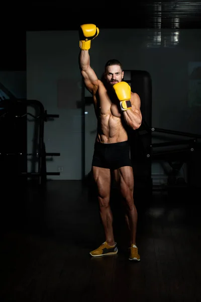 Schöner Mann Gelben Boxhandschuhen Boxen Fitnessstudio Das Konzept Eines Gesunden — Stockfoto