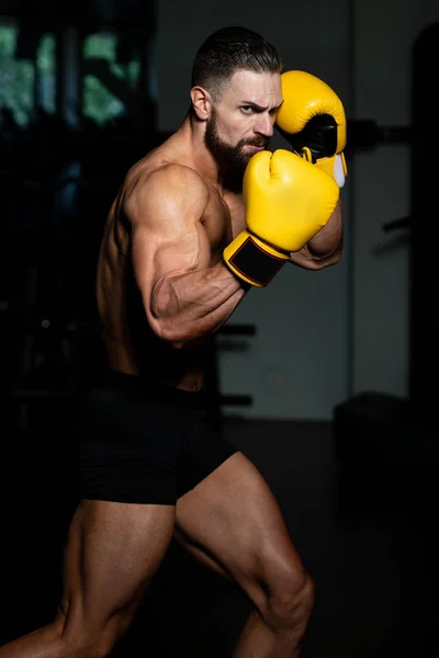 Schöner Mann Gelben Boxhandschuhen Boxen Fitnessstudio Das Konzept Eines Gesunden — Stockfoto