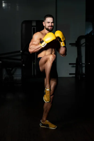 Hombre Guapo Con Guantes Boxeo Amarillos Boxeo Gimnasio Concepto Estilo — Foto de Stock