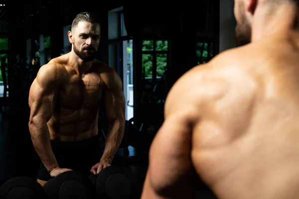 Bonito Homem Bonito Atraente Jovem Com Corpo Muscular Relaxante Ginásio — Fotografia de Stock