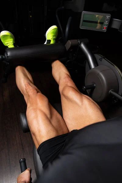 Beinübungen Aus Nächster Nähe Mann Macht Bein Mit Gerät Fitnessstudio — Stockfoto