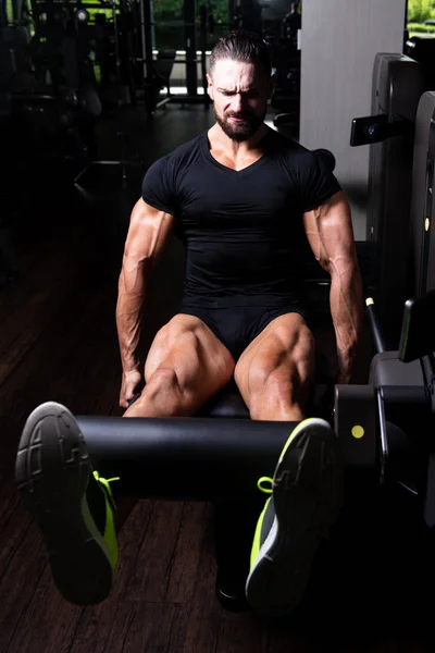 腿部练习关闭了 男人做机在健身房的腿 — 图库照片