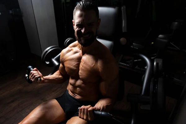 Knappe Gespierde Fitness Bodybuilder Zwaar Gewicht Oefening Voor Biceps Machine — Stockfoto