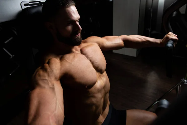 Handsome Muscular Fitness Bodybuilder Doet Zware Gewicht Oefening Voor Borst — Stockfoto