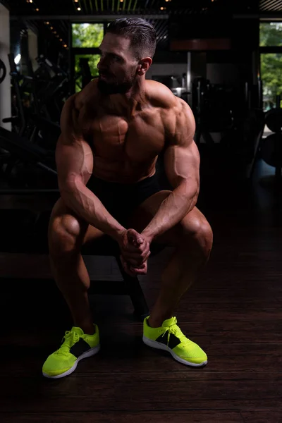 Bonito Homem Bonito Atraente Jovem Com Corpo Muscular Relaxante Ginásio — Fotografia de Stock