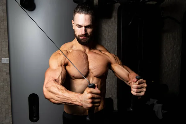 Schöner Muskulöser Fitness Bodybuilder Macht Krafttraining Für Die Brust Auf — Stockfoto