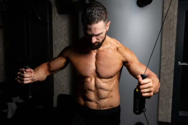 Schöner Muskulöser Fitness Bodybuilder Macht Krafttraining Für Die Brust Auf — Stockfoto