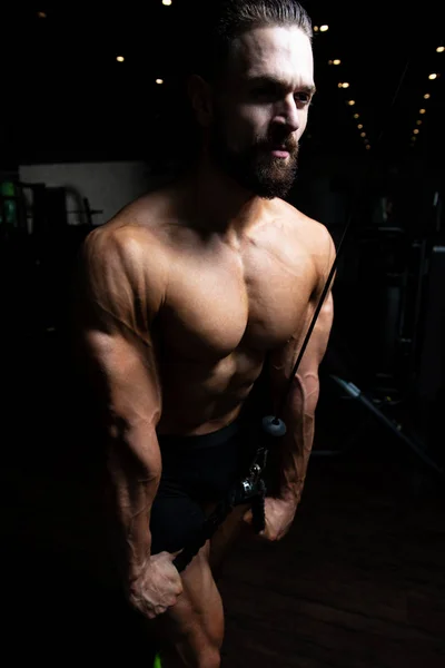 Jonge Gespierde Fitness Bodybuilder Zwaar Gewicht Oefening Voor Triceps Machine — Stockfoto