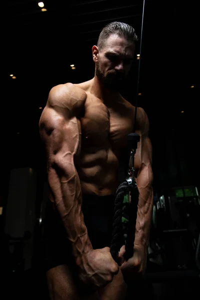 Muscular Jovem Fisiculturista Fazendo Exercício Peso Pesado Para Tríceps Máquina — Fotografia de Stock