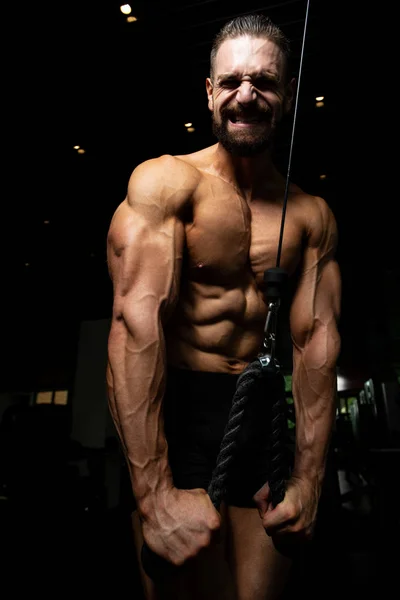 Joven Musculoso Fitness Culturista Haciendo Ejercicio Peso Pesado Para Tríceps —  Fotos de Stock