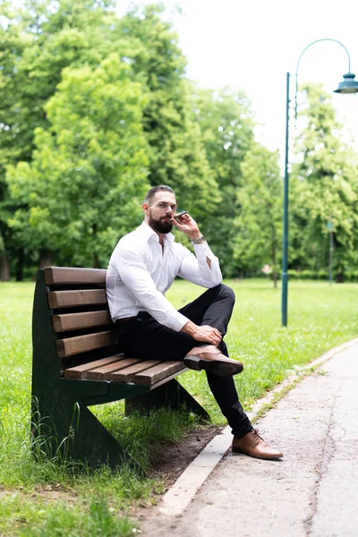 Retrato Jovem Fisicamente Apto Empresário Fuma Charuto Cubano Parque — Fotografia de Stock