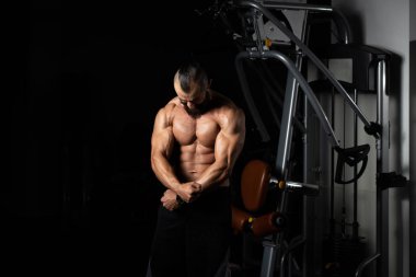 Kasları - zorlayarak erkek gösteren kaslar gösteren sakallı adam farklı poz poz veriyor