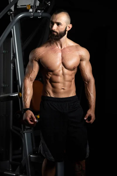 Young Man Standing Strong Gym Flexing Muscles Muskelatletisk Kroppsbyggare Fitness — Stockfoto