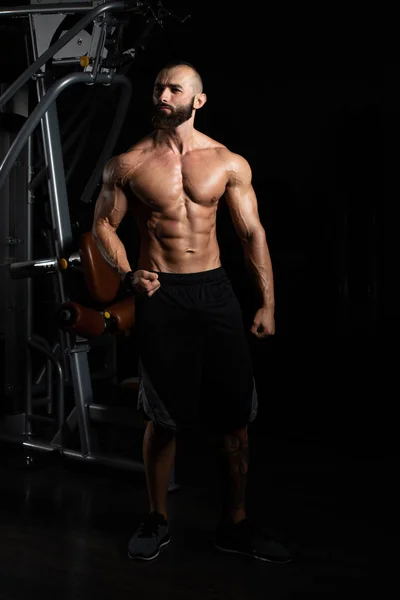 Bello Giovane Uomo Piedi Forte Nella Palestra Muscoli Flessibili Muscolare — Foto Stock