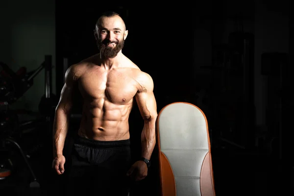 Retrato Entrenador Personal Guapo Usando Ropa Deportiva Gimnasio Gimnasio Pie — Foto de Stock