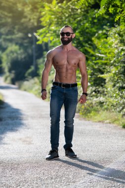 Yakışıklı Sakallı Adam Güçlü Duruyor ve Dışarda Pozisyon Veriyor Yaprakların Arkaplan Doğası