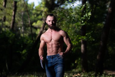 Süper kahraman pençeli güçlü kasları - esneme ayakta açık havada poz kaslı atletik vücut Fitness Wolverine