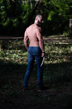 Süper kahraman pençeli güçlü kasları - esneme ayakta açık havada poz kaslı atletik vücut Fitness Wolverine