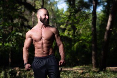 Yakışıklı Sakallı Adam Güçlü Duruyor ve Dışarda Pozisyon Veriyor Yaprakların Arkaplan Doğası