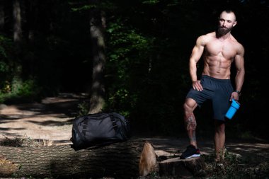 Bir spor giyen sakallı adam açık havada Park çanta ve Fitness merkezinde spor salonu olacak