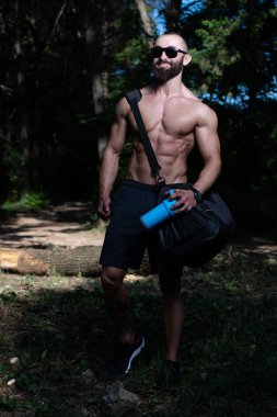 Bir spor giyen sakallı adam açık havada Park çanta ve Fitness merkezinde spor salonu olacak