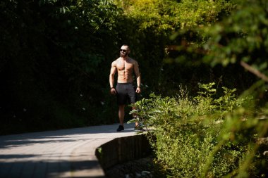 Yakışıklı Sakallı Adam Güçlü Duruyor ve Dışarda Pozisyon Veriyor Yaprakların Arkaplan Doğası