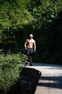 Yakışıklı Sakallı Adam Güçlü Duruyor ve Dışarda Pozisyon Veriyor Yaprakların Arkaplan Doğası