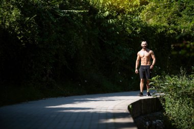 Yakışıklı Sakallı Adam Güçlü Duruyor ve Dışarda Pozisyon Veriyor Yaprakların Arkaplan Doğası