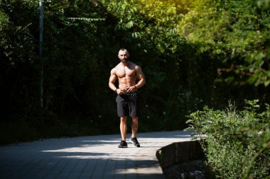 Yakışıklı Sakallı Adam Güçlü Duruyor ve Dışarda Pozisyon Veriyor Yaprakların Arkaplan Doğası