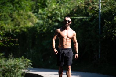 Yakışıklı Sakallı Adam Güçlü Duruyor ve Dışarda Pozisyon Veriyor Yaprakların Arkaplan Doğası