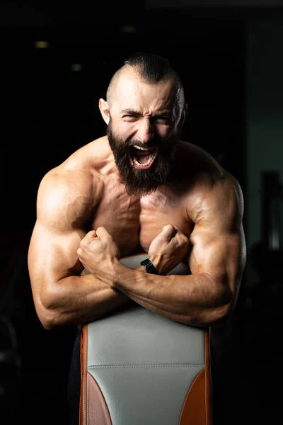 Uomo Barba Posa Diverse Pose Che Dimostrano Suoi Muscoli Maschio — Foto Stock