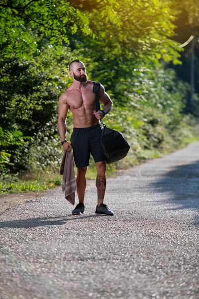 Bartträger Trägt Sporttasche Freien Park Und Geht Ins Fitness Center — Stockfoto