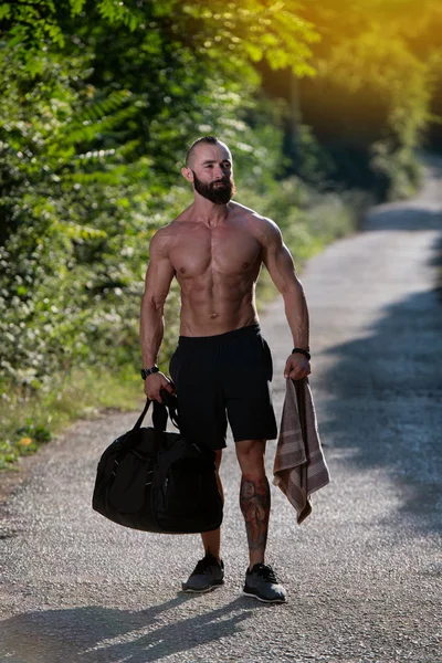 Skägg Man Klädd Sport Väska Utomhus Parken Och Kommer Till — Stockfoto