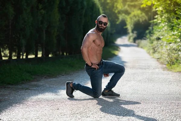 Healthy Young Man Kneeling Strong Flexing Muscles Muscular Athletic Bodybuilder — Stock Photo, Image